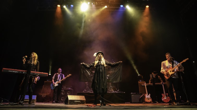 Fleetwood Mac tribute band on stage