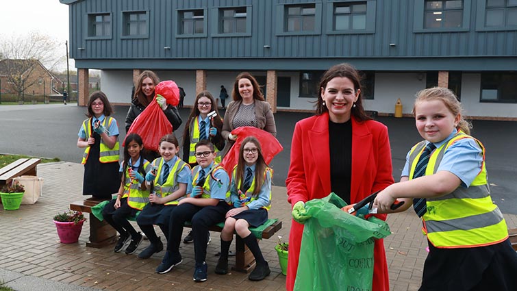 Cllr Katy Loudon, Eilidh, Suzy Quinn Cambuslang Community Council, head teacher Susanne Sandilands and pupils of Hallside Primary School who took part in the 26 Bags for 26 Days campaign in conjunction with COP 26.
