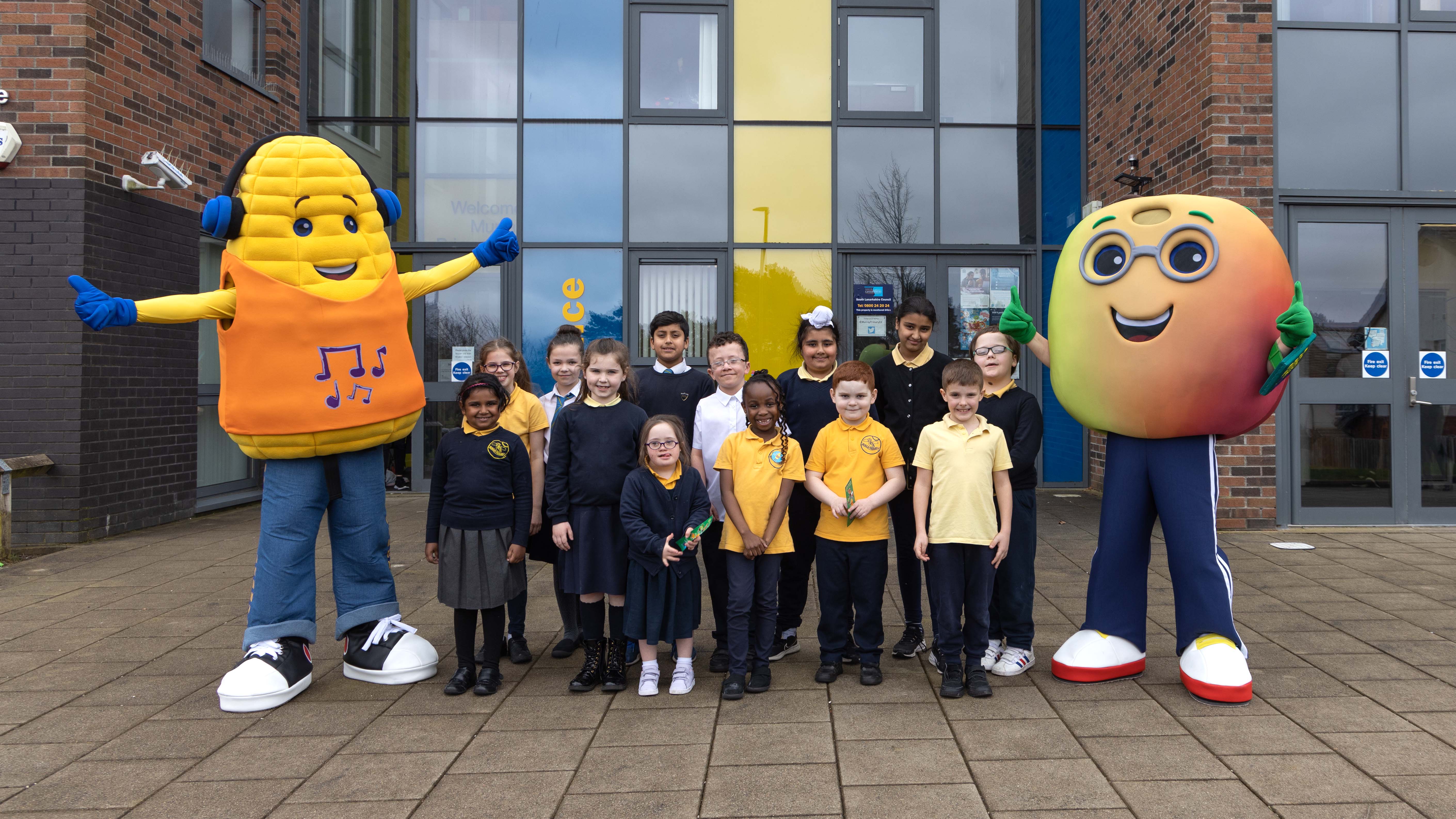 Murray Primary School pupils with Go Fresh characters 