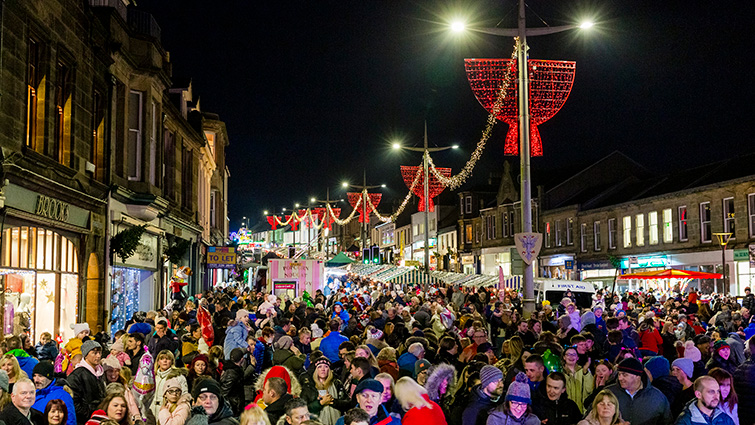 Crowds gather beside market stalls in Lanark Main Street for the switching on of he town's 2019 Christmas lights.