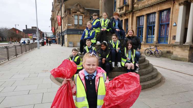 Pupils pick up litter as part of Rutherglen 900 celebrations