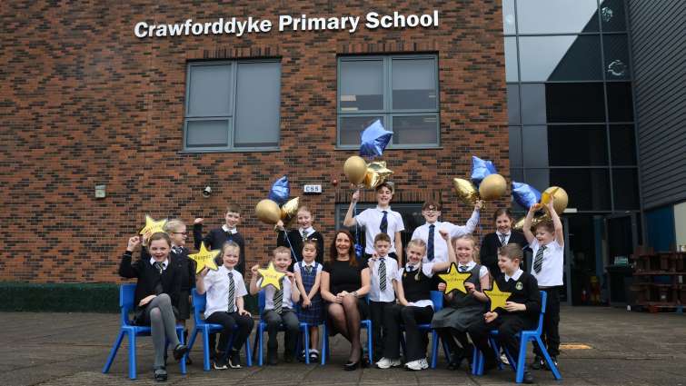 pupils and staff outside Crawforddyke PS