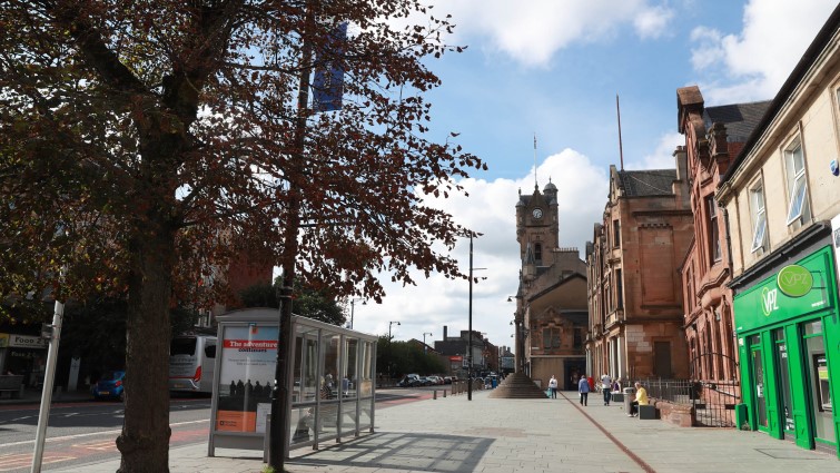 this photos shows a view of Rutherglen main street looking towards the town hall. 