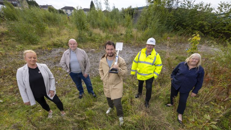 This image shows Chair and Depute Chair of South Lanarkshire Council’s Housing and Technical Resources Committee, Councillors Davie McLachlan and Margaret Cowie, Social Bite Charity founder, Josh Littlejohn MBE and Karen Good from The Salvation Army
