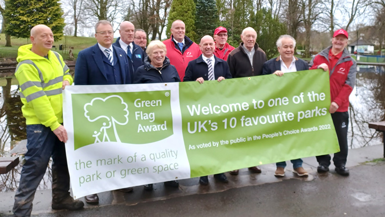 Environmental charity Keep Scotland Beautiful presents Green Flag Award banner to Strathaven Park staff and officials